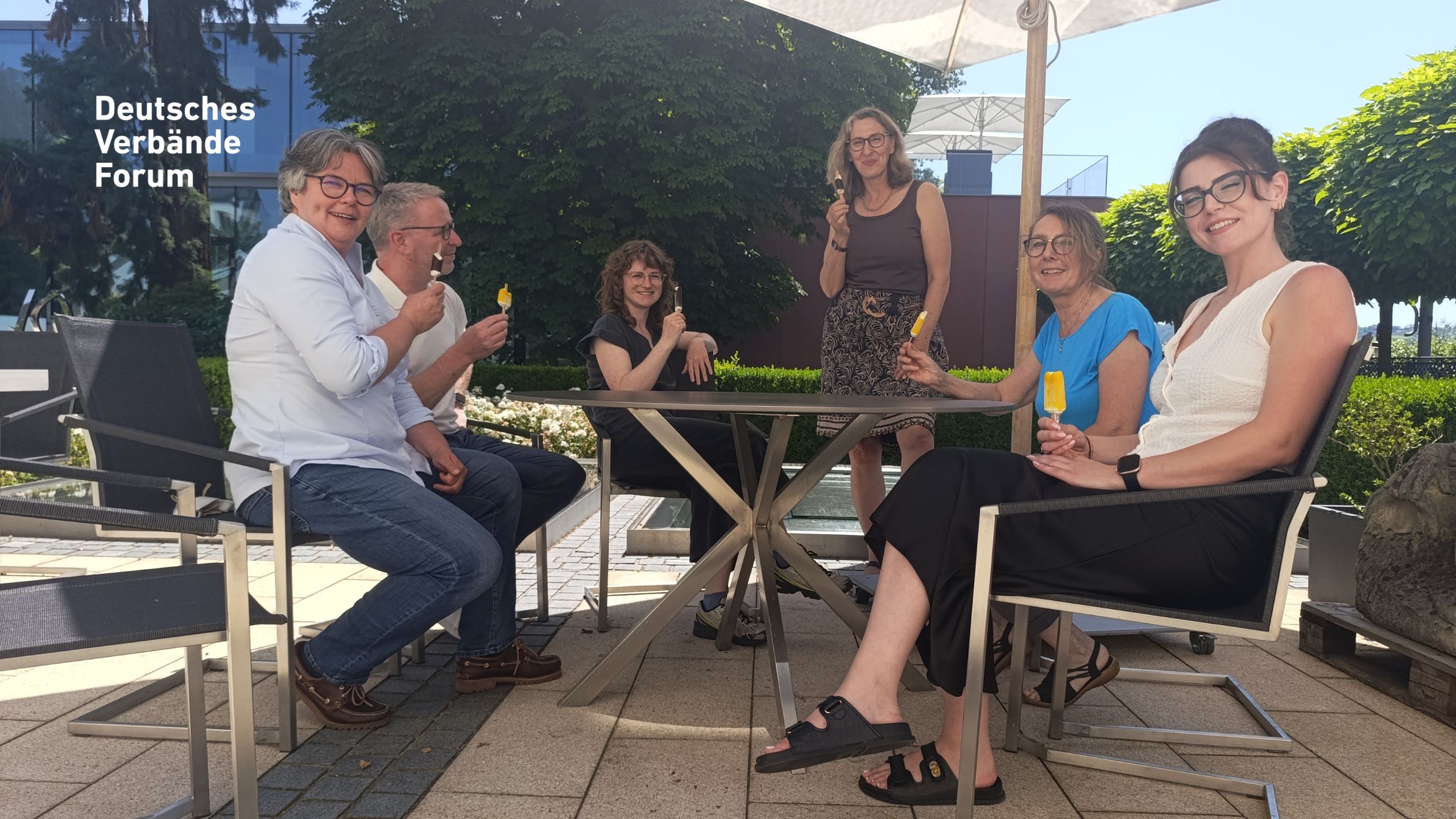 Auf dem Foto sind von links nach rechts u. a. zu sehen: Ute Merz, Bertram Grabert-Naß, Eva Geelen, Regine Lange und Betül Giasar.